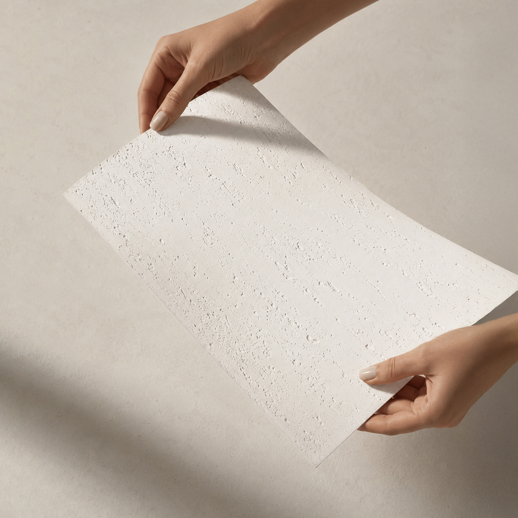 Detail povrchu Flexible Stone Travertino v ruke