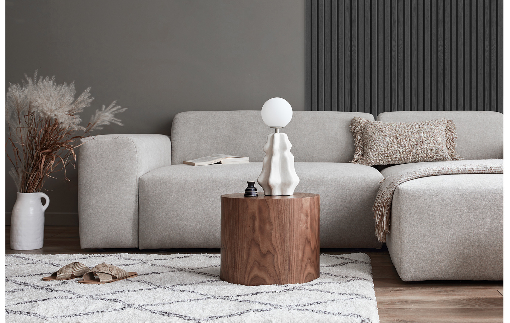 Akustický obklad VENEER Graphite za sedacou súpravou
