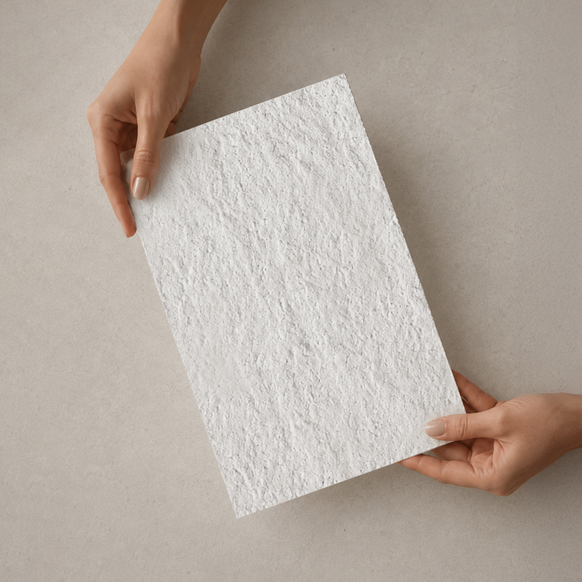 Detail povrchu Flexible Stone Sabbia v ruke