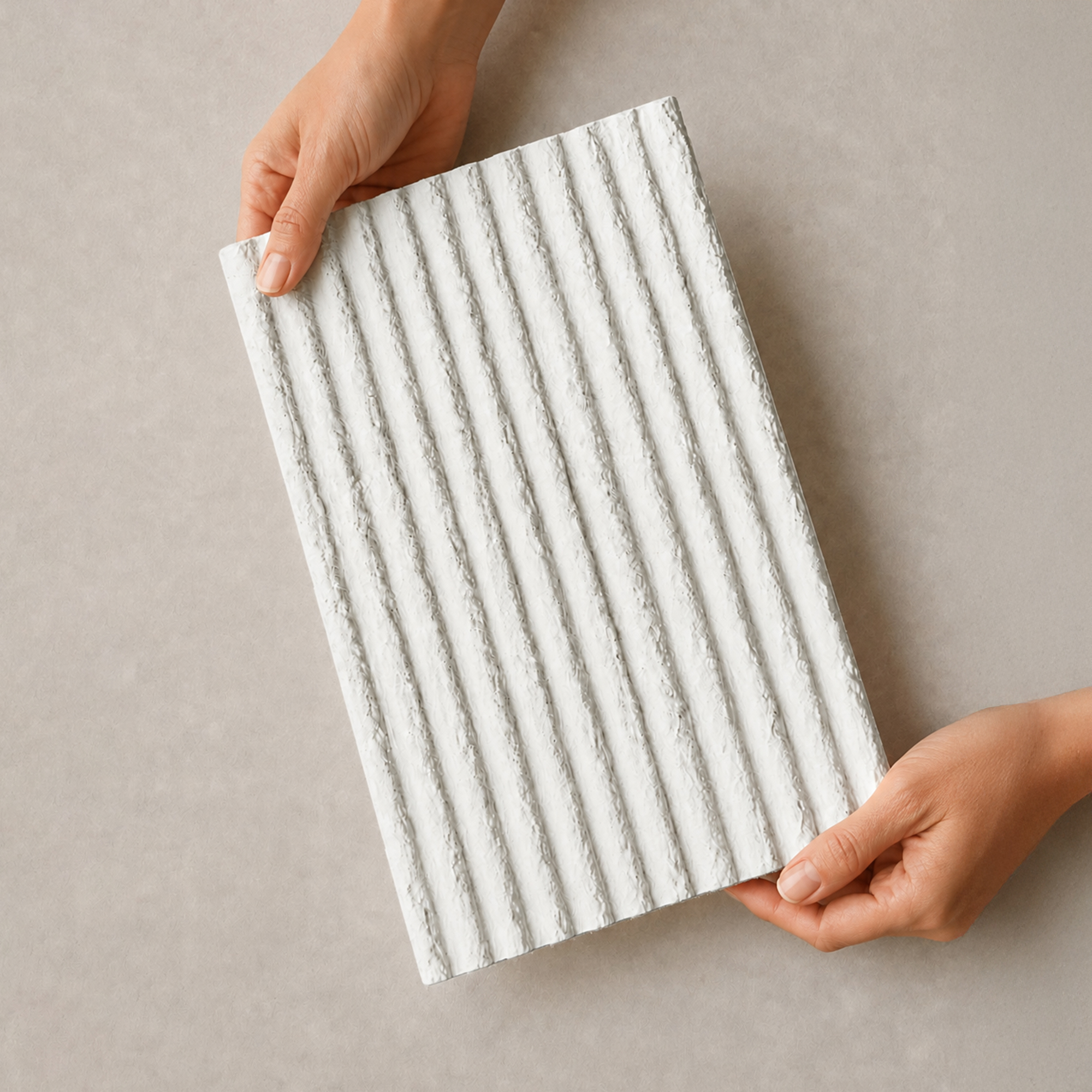 Detail povrchu Flexible Stone Onda v ruke