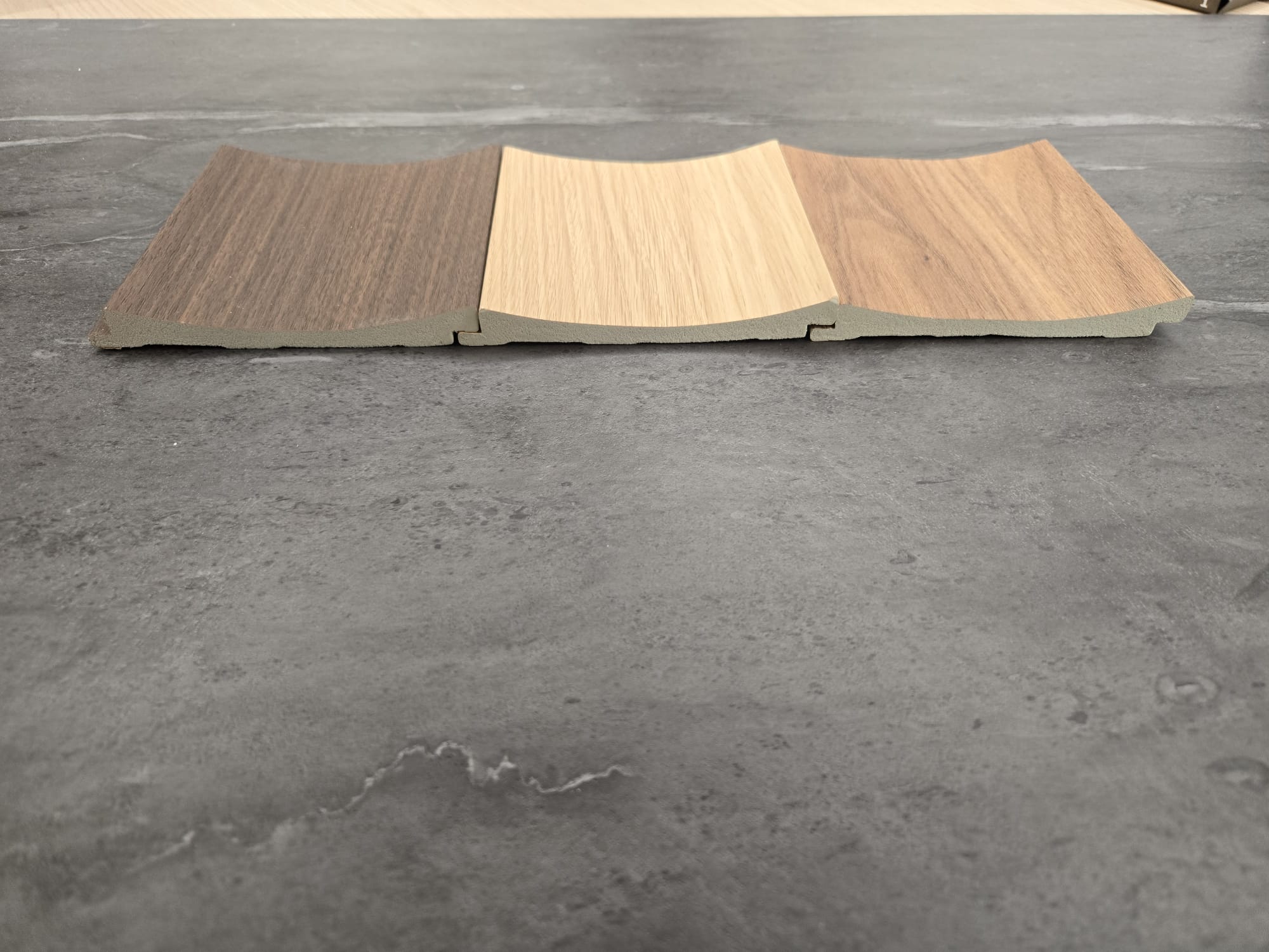 UMBRIA – profil lamiel Dark Walnut, Pure Oak a Warm Oak vedľa seba