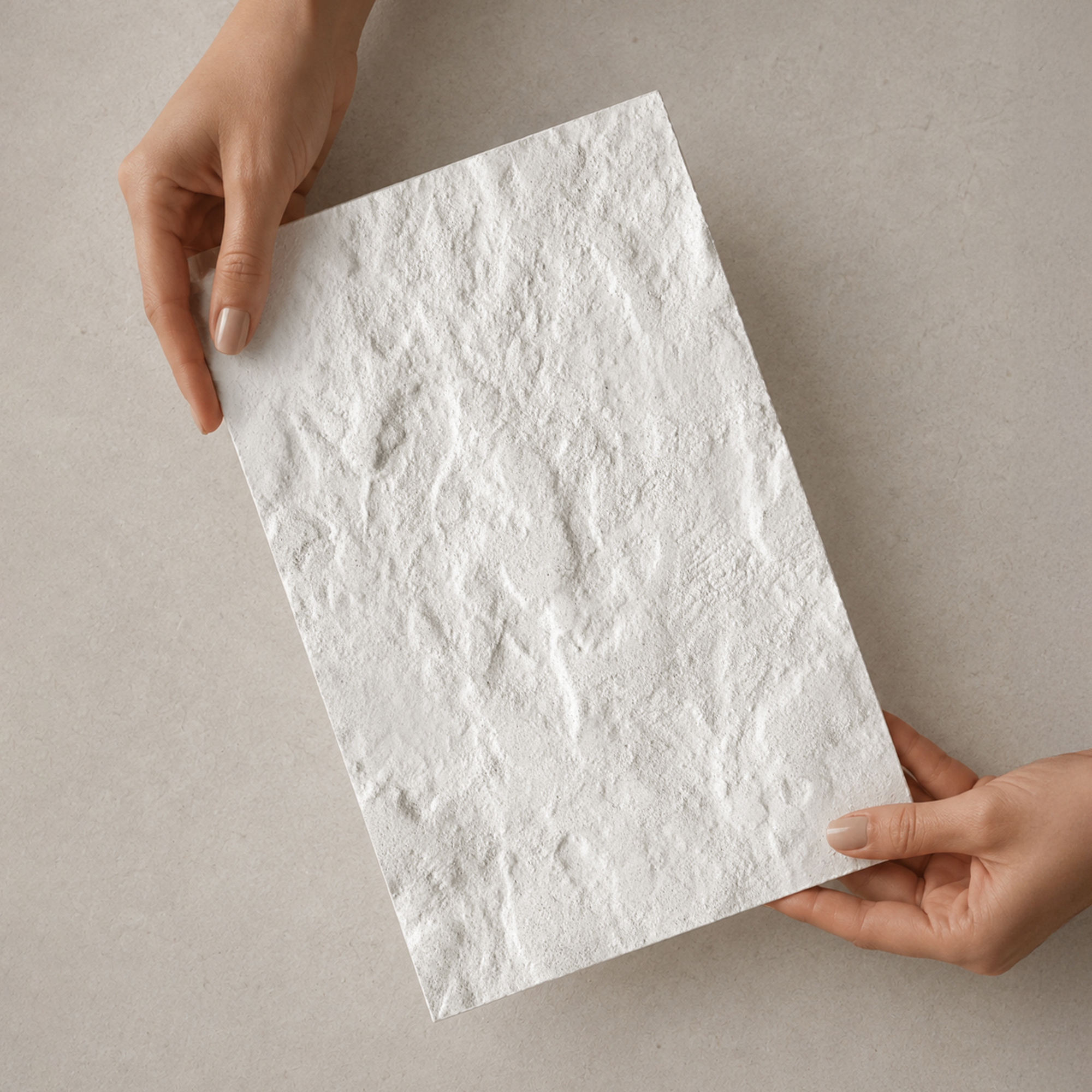 Detail povrchu Flexible Stone Roccia v ruke